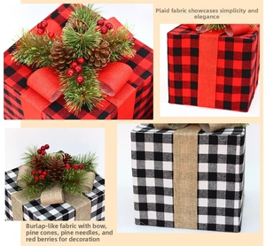 Détails de boîtes de Noël à carreaux avec pommes de pin et nœuds en toile de jute