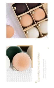 Vue macro de boules de Noël floquées de 6cm avec boucles en métal dans des tons de terre