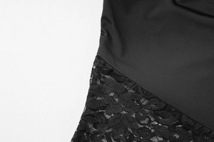 Détail du tissu noir élastique et de la dentelle florale délicate sur le vêtement sexy