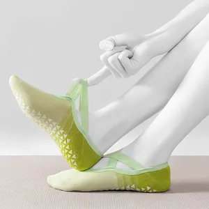 Calze da yoga antiscivolo con cinghie elastiche e silicone in sfumatura verde chiaro