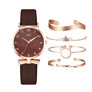 Dames quartz horloge set met bruine lederen band en vier modieuze roségouden armbanden
