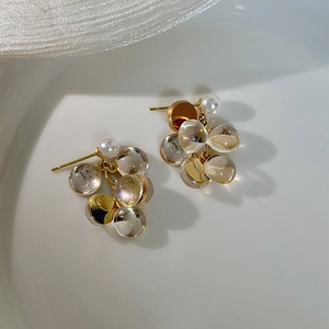 Boucles d'oreilles élégantes en résine dorée en forme de raisin avec perle blanche