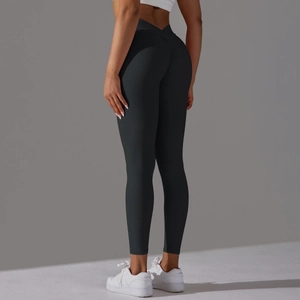 Détail macro de la taille haute en V et fronces sur legging de compression noir