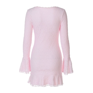 Détails au dos d'une robe rose en dentelle avec manches longues et finitions volantées