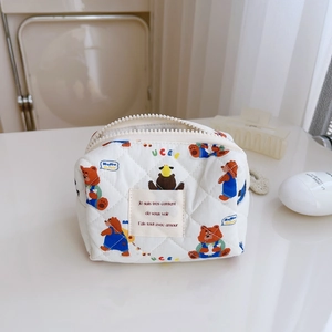 Pochette matelassée en coton blanc avec motifs ours et étiquette jaune pour maquillage