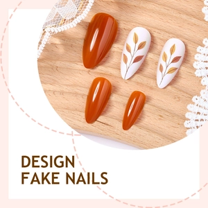 Faux ongles amande avec motifs de feuilles d'automne et tons ambrés et caramel