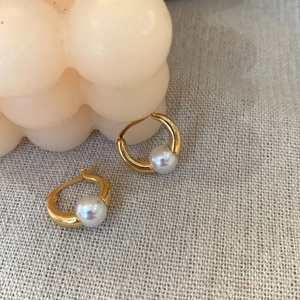 French vintage style gold hoop earrings featuring elegant white round pearls