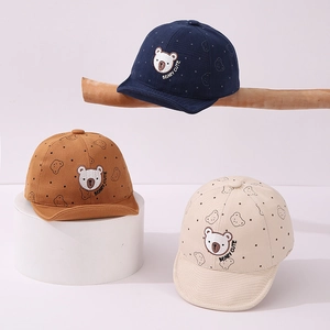 Dettaglio di cappellini per neonati con ricamo a orsetto e stampe a pois in tre colori