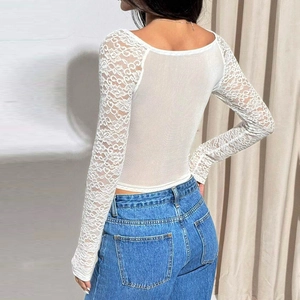 Rückansicht von sexy weißem Spitzen-Crop-Top mit langen Ärmeln und Mesh-Textur