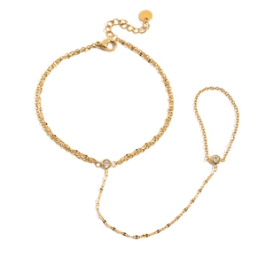 Bracelet bague en acier inoxydable plaqué or 18K avec zircons sur fond blanc pur