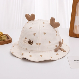 Gros plan du chapeau de soleil en velours pour bébé avec motifs cœurs et oreilles 3D