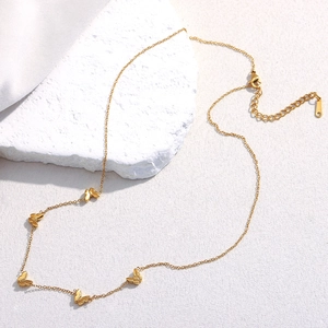 Detail einer mit 18 Karat vergoldeten Edelstahlkette mit zarten Schmetterlingsmotiven