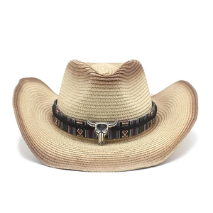 Chapeau de cowboy en paille avec ornement tête de taureau et bande motif ethnique