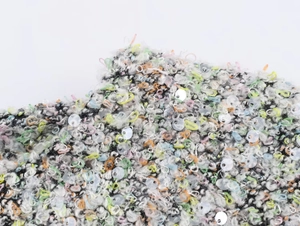 Macro d'un tricot bouclé coloré avec des paillettes scintillantes pour ensemble deux pièces