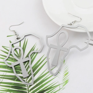 Vue détaillée de boucles d'oreilles carte Afrique en acier argenté avec symbole Ankh