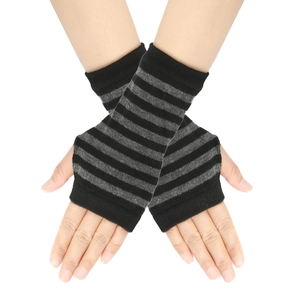 Détail de gants tricotés à rayures noir et gris avec une texture tissée nette