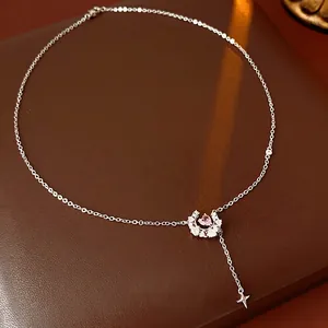 Collier élégant en argent avec pendentif cœur rose et zircons sur fond de cuir