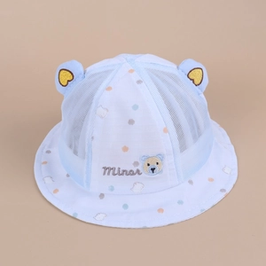Dettaglio cappello estivo a rete per neonato con ricamo a orsetto traspirante