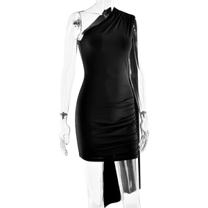 Detailaufnahme von schwarzem One-Shoulder-Kleid mit Falten und asymmetrischem Band