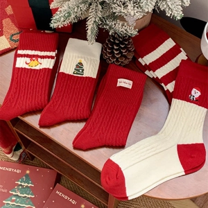 Coffret de chaussettes de Noël rouges et blanches avec broderies et mailles torsadées