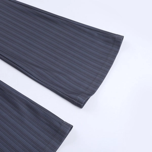 Gros plan sur le tissu en maille gris anthracite à rayures montrant les détails de l'ourlet