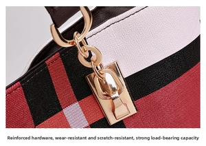 Détail de la ferrure dorée renforcée et du tissu à carreaux durable du sac à main