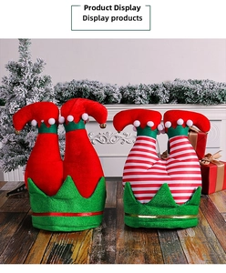 Détail de chapeaux de jambes de lutin de Noël à rayures rouges avec grelots au sol
