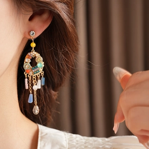 Détails de boucles d'oreilles bohèmes dorées avec perles colorées et longs pompons