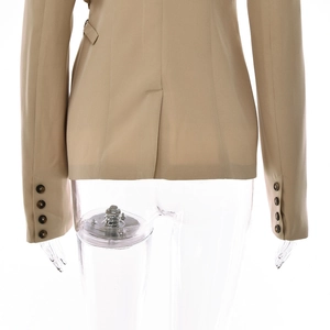 Detailansicht des beigen Blazers mit Rückensaum und vier dunklen Knöpfen am Ärmel