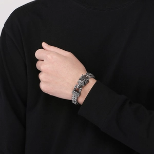 Dettaglio del bracciale in acciaio testa di lupo vintage con incisione vichinga