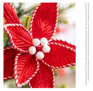 Makroansicht einer roten Weihnachtsblume aus Samt mit weißen Details