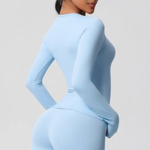 Détail de l'ensemble de yoga bleu clair montrant la taille haute et la coupe du dos