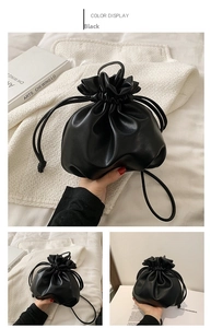 Detail einer schwarzen Tunnelzug-Cloud-Beuteltasche aus glänzendem Leder mit Falten