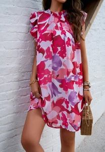 Détail de la robe élégante à fleurs rose et violette sans manches avec col montant