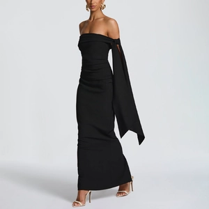 Robe longue bustier noire élégante avec longs rubans décoratifs et coupe moulante chic