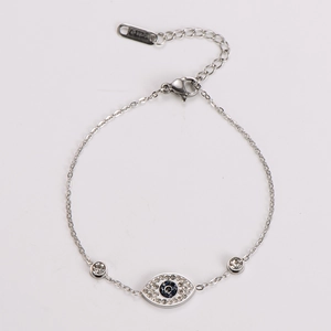 Makroaufnahme von Silber-Armband mit bösem Blick, Zirkonia und Metallkette