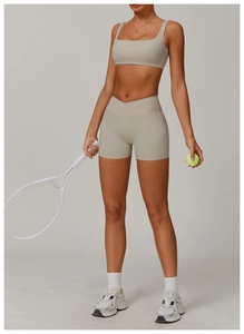 Nahaufnahme des beigen Sportsets mit eckigem Ausschnitt und V-Taillen-Shorts für Fitness