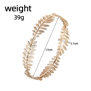 Accessoire cheveux feuille dorée, 17cm de diamètre, 3,1cm de large, poids 39g sur fond blanc