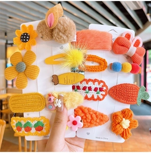 Nahaufnahme von niedlichen Plüsch-Hasen-Haarspangen und Strickblumen für Kinder