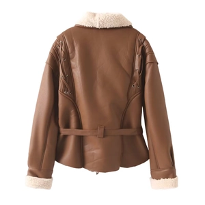 Détail d'une veste en similicuir marron avec laçage au dos et doublure en laine moelleuse