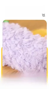 Dettaglio della texture in peluche viola sul giocattolo da masticare per la pulizia dei denti