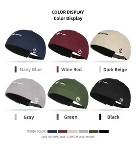 Détail de six bonnets docker colorés avec broderie de lettres et logo en vue rapprochée