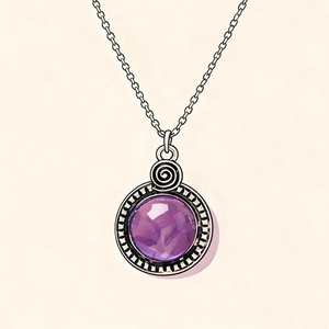 Détail du pendentif en résine violette vintage avec monture argentée spirale sur chaîne