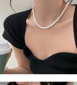 Collier de perles de style français porté avec élégance pour montrer son éclat et sa coupe