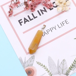 Pendentif en cristal jaune hexagonal sur carte florale avec fleurs séchées décoratives