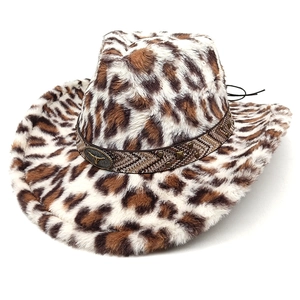 Detailansicht eines Cowboyhuts mit Leopardenmuster, bronzenem Stierkopf und Metallnieten