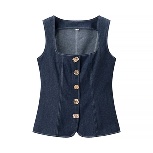 Détail du gilet en jean bleu foncé à col carré avec boutons dorés vintage sur blanc