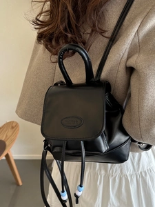 Mini zaino in pelle nera stile vintage con coulisse e perline colorate a contrasto