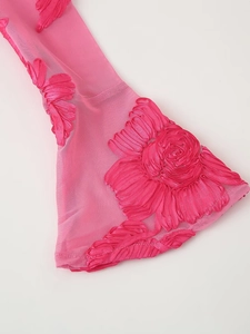 Vue macro des manches en mesh rose avec détails de broderies florales 3D élégantes