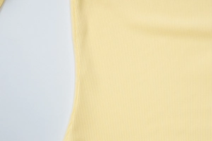Vue macro détaillée de la texture en maille côtelée jaune et des motifs de fibres